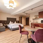 Kristall Hotel 3*